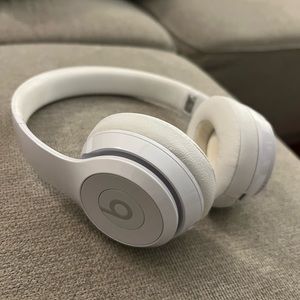 Beats Solo 3 in White
